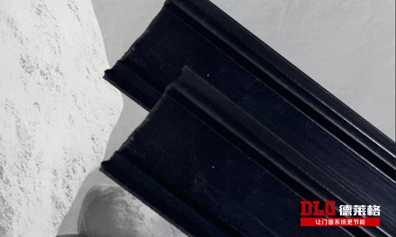 隐秘的边界：谁在你家窗外筑起四季屏障？